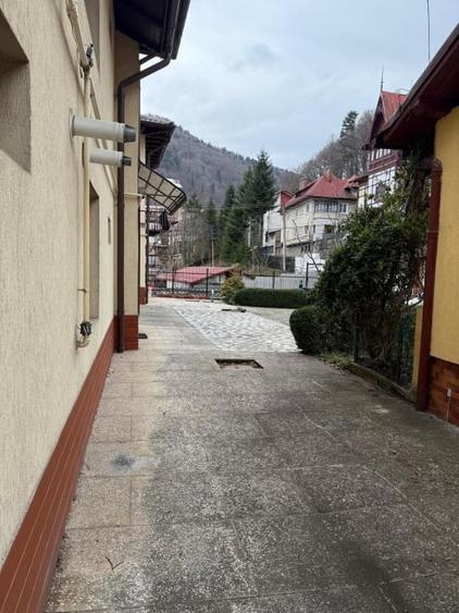 Casă individuală cu 8 camere cu Canalizare în Sinaia