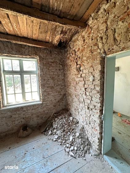 Casă cu 2 camere cu Teren 2700 Mp în Central