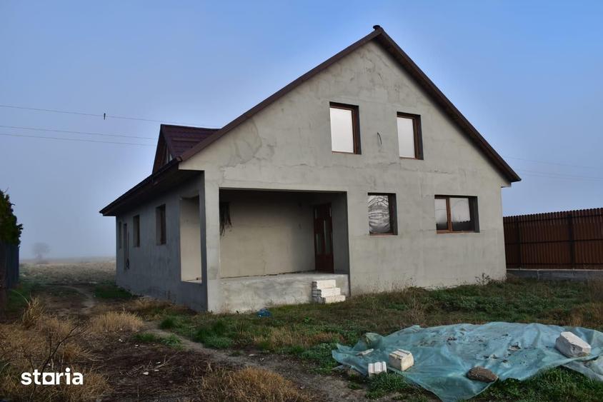 Casă cu 4 camere cu Teren 2000 Mp în Vădeni
