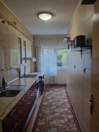 Apartament cu 3 camere decomandat, mobilat în Podul de Fier