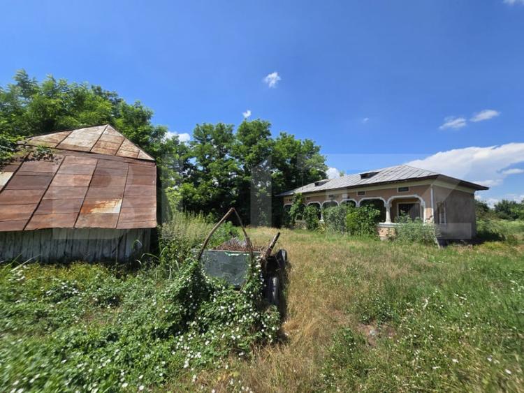 Casă cu 3 camere cu Teren 1954 Mp în Tomșani