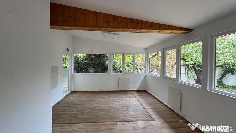 Casă cu 10 camere cu Teren 402 Mp în Lacul Tei