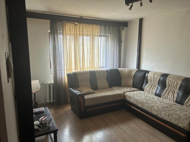 Apartament cu 3 camere decomandat în Craiovița Nouă