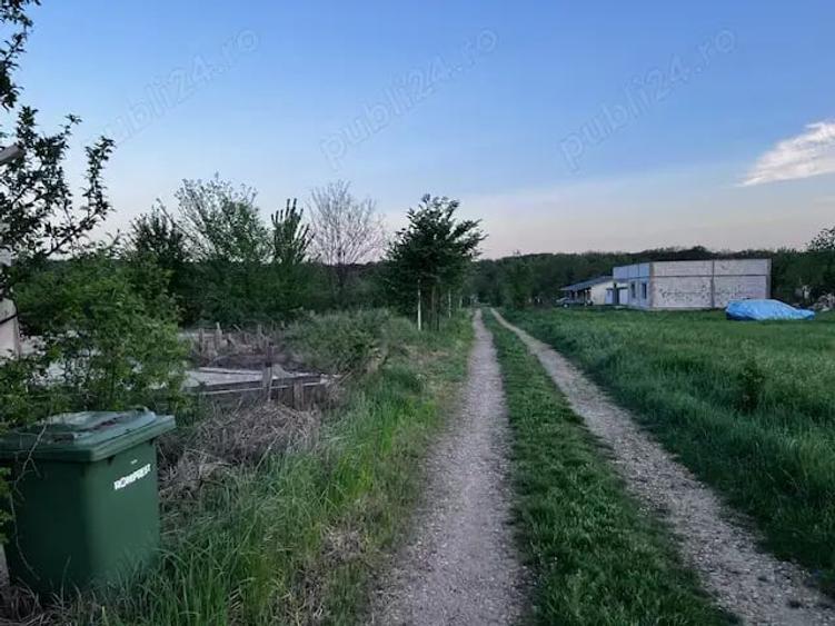 Teren de 2300 mp, în Ciolpani