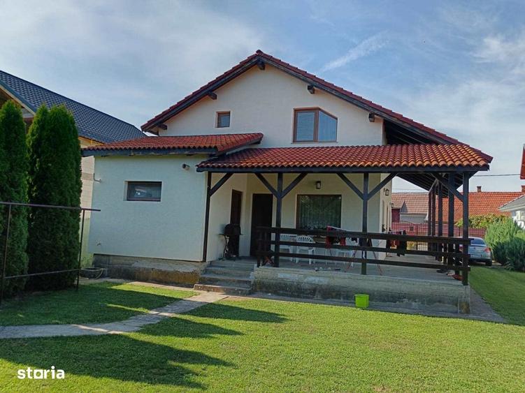 Casă cu 4 camere în Criș