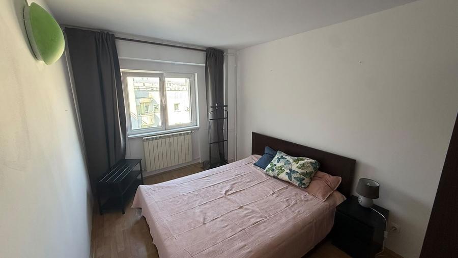 Apartament cu 3 camere decomandat, mobilat în P-ța Victoriei