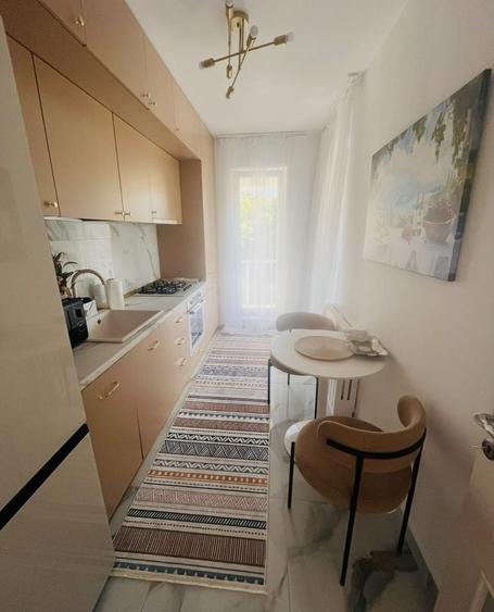 Apartament cu 3 camere decomandat în Roșu