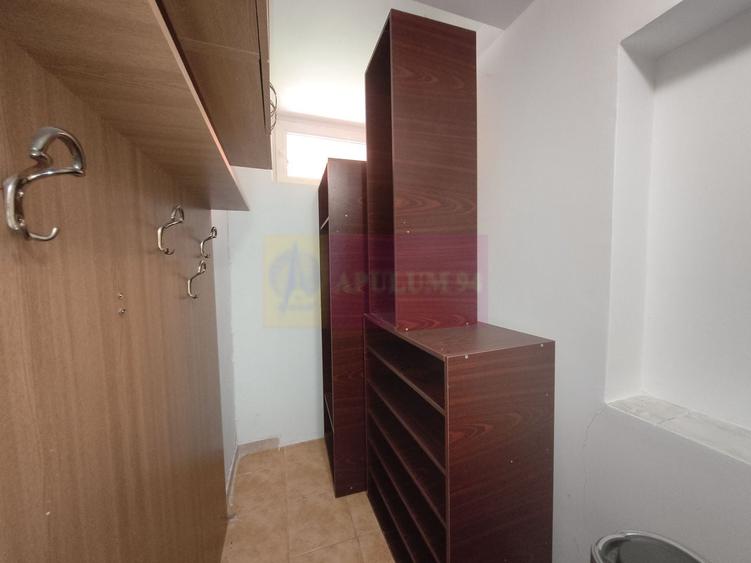 Casă individuală cu 7 camere cu Canalizare în Central