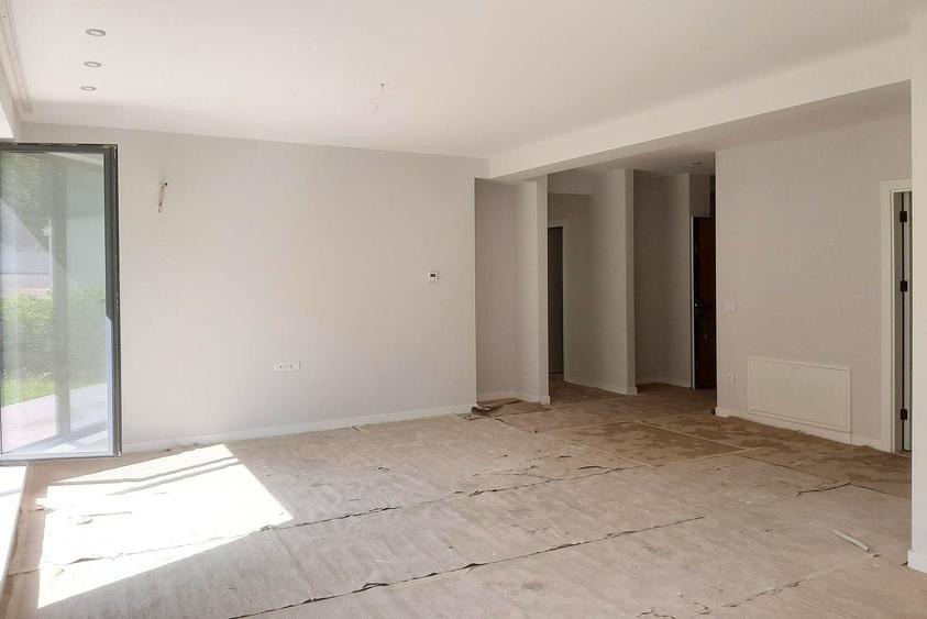 Apartament cu 5 camere decomandat în Dămăroaia