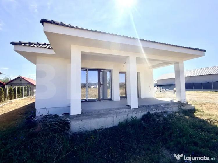 Casă cu 3 camere cu Teren 270 Mp în Petrești