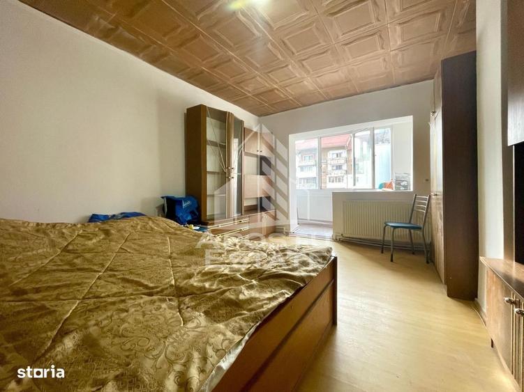 Apartament cu 3 camere decomandat în Roșia