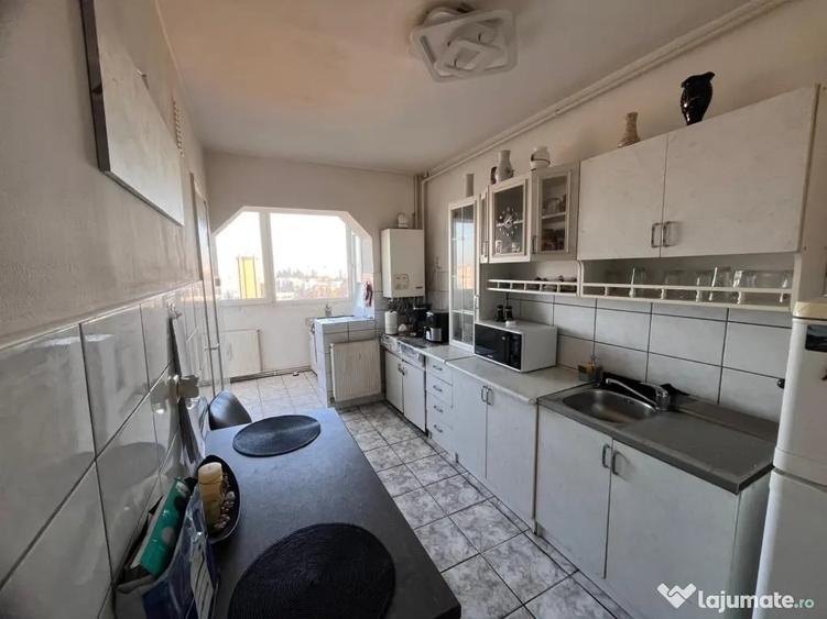 Apartament cu 3 camere decomandat în Astra