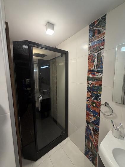 Apartament cu 3 camere decomandat în Uiești