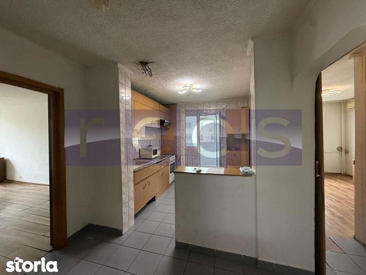 Apartament cu 3 camere semidecomandat în Tei