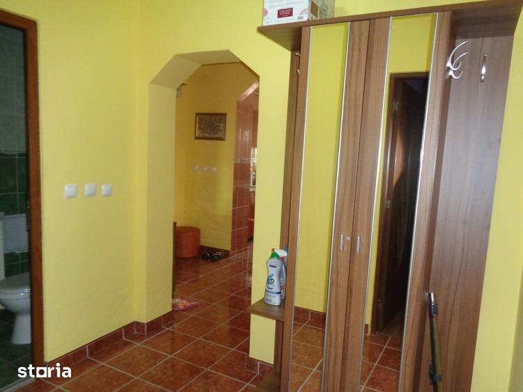 Apartament cu 3 camere decomandat în Bujac