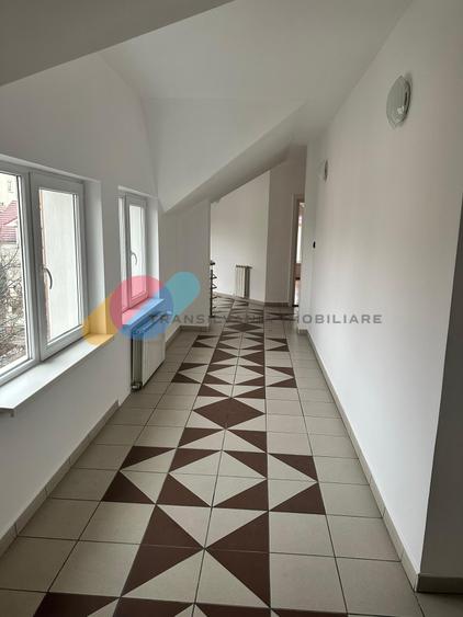 Casă individuală cu 7 camere cu Canalizare în Zorilor