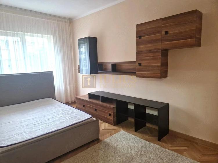 Apartament cu 4 camere decomandat în Neptun