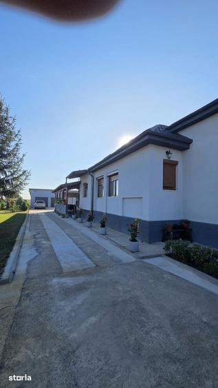 Casă cu 5 camere cu Teren 14000 Mp în Păulești