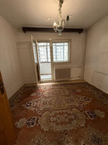 Apartament cu 4 camere semidecomandat în Colentina