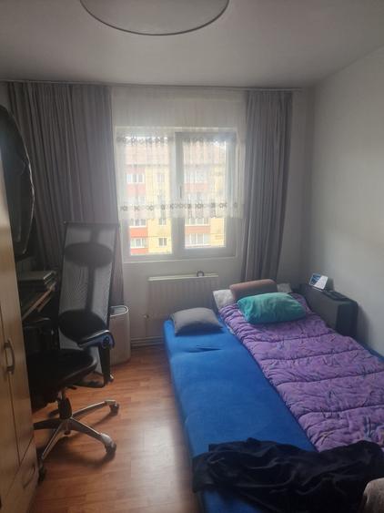 Apartament cu 3 camere semidecomandat în Central