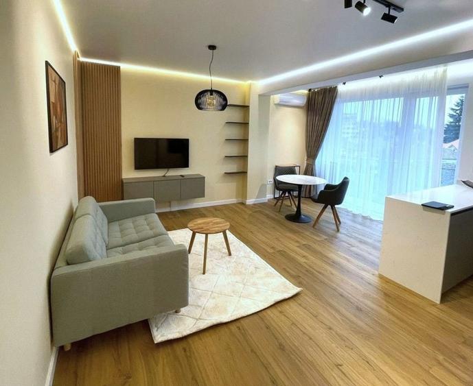 Apartament cu 2 camere decomandat, mobilat în Central