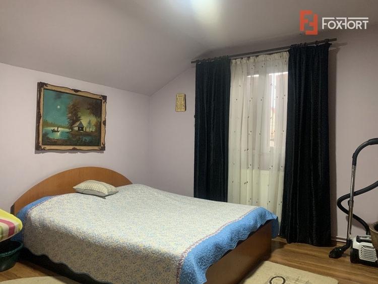 Casă individuală cu 9 camere cu Canalizare în Dumbrăvița
