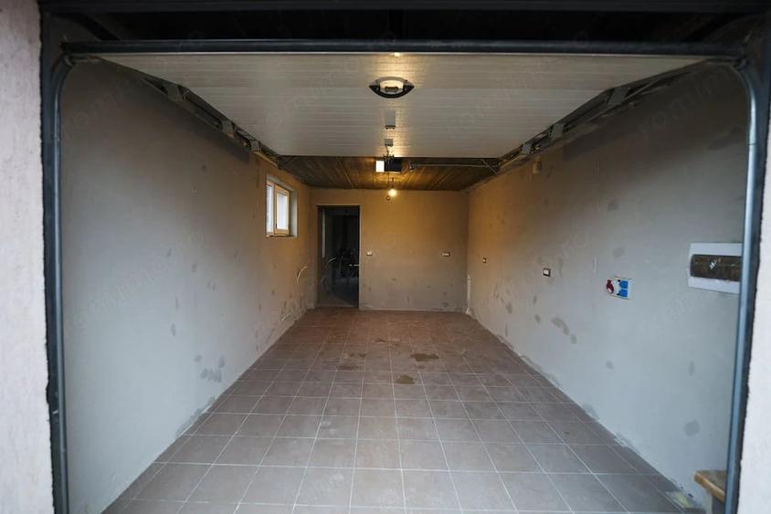Casă cu 8 camere cu Teren 265 Mp în Romanești