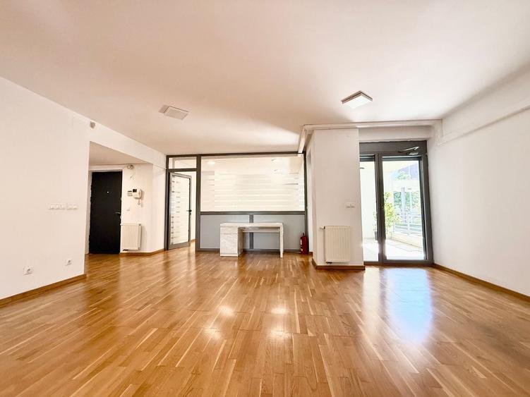 Apartament cu 5 camere semidecomandat în Băneasa