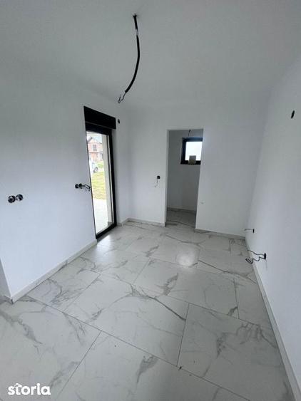 Casă cu Teren 5.5 Mp în Groși