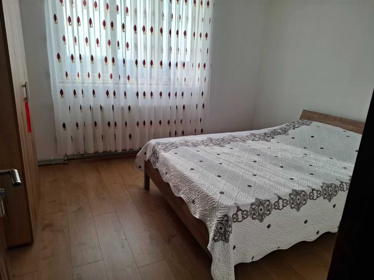 Apartament cu 3 camere semidecomandat în Cloșca
