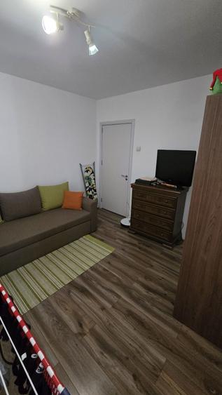 Apartament cu 3 camere semidecomandat în Dristor