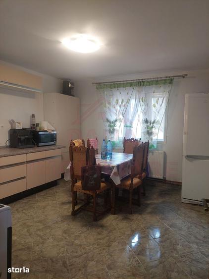 Casă cu 5 camere cu Teren 1100 Mp în Zăvoi