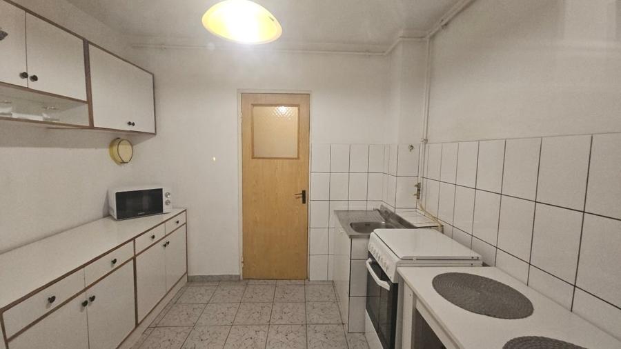 Apartament cu 3 camere semidecomandat, mobilat în Far