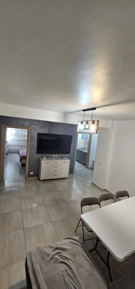 Apartament cu 3 camere decomandat în Exterior Vest