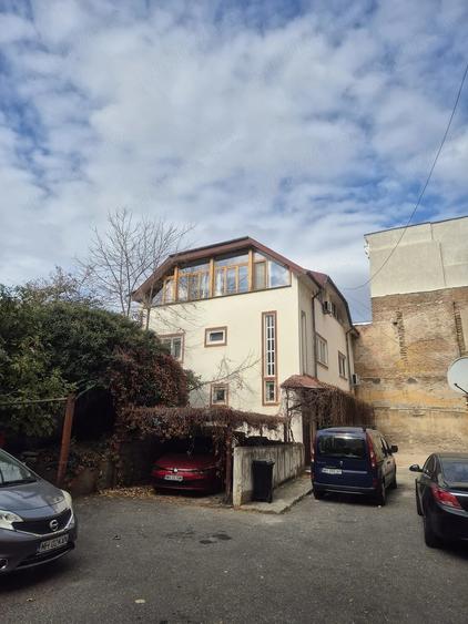 Casă cu 9 camere cu Teren 103 Mp în Ultracentral