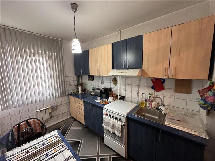 Apartament cu 3 camere semidecomandat în Girocului