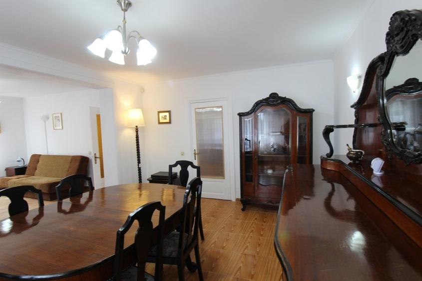 Casă cu 9 camere cu Garaj în Ciolpani