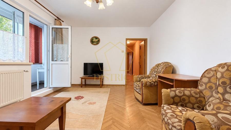 Apartament cu 3 camere semidecomandat, mobilat în Dacia