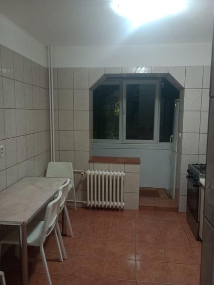 Apartament cu 3 camere decomandat în Runcu