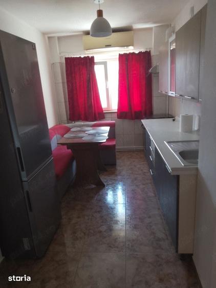 Apartament cu 4 camere în Văcăresti