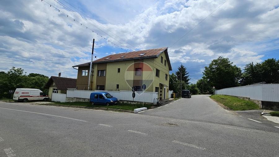 Casă individuală cu 9 camere cu Teren 900 Mp în Central