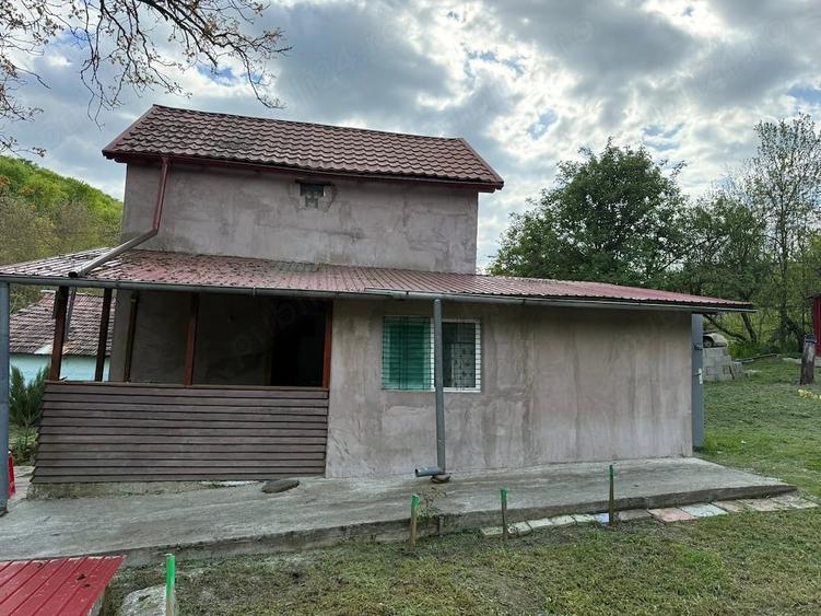 Casă cu Teren 799 Mp în Cislău
