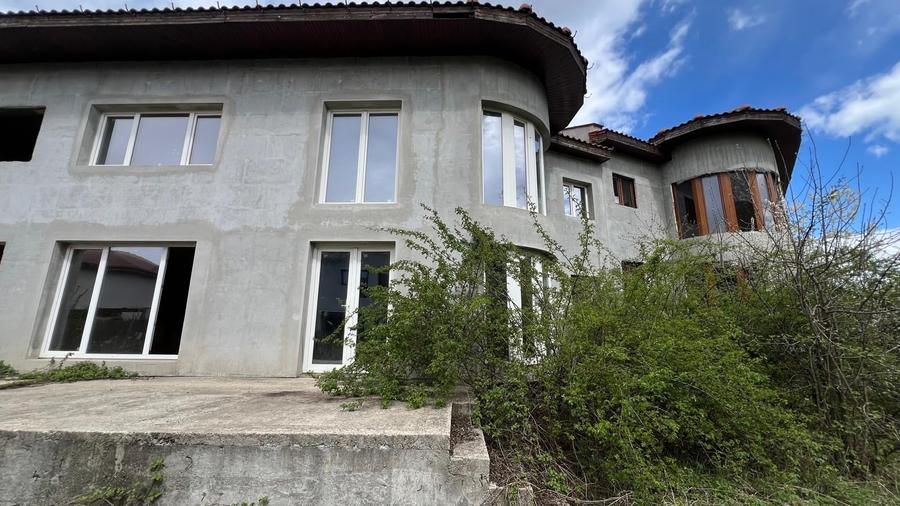 Casă individuală cu 8 camere cu Canalizare în Pipera