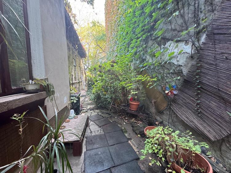 Casă individuală cu 6 camere cu Canalizare în Cotroceni