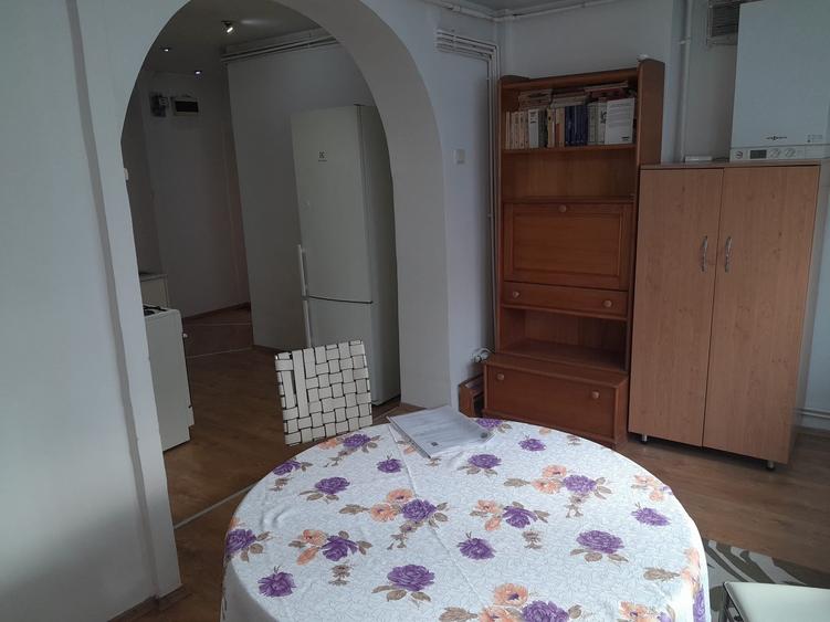 Apartament cu 3 camere semidecomandat, mobilat în Tineretului