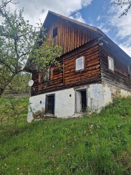 Casă cu 4 camere în Prelucă