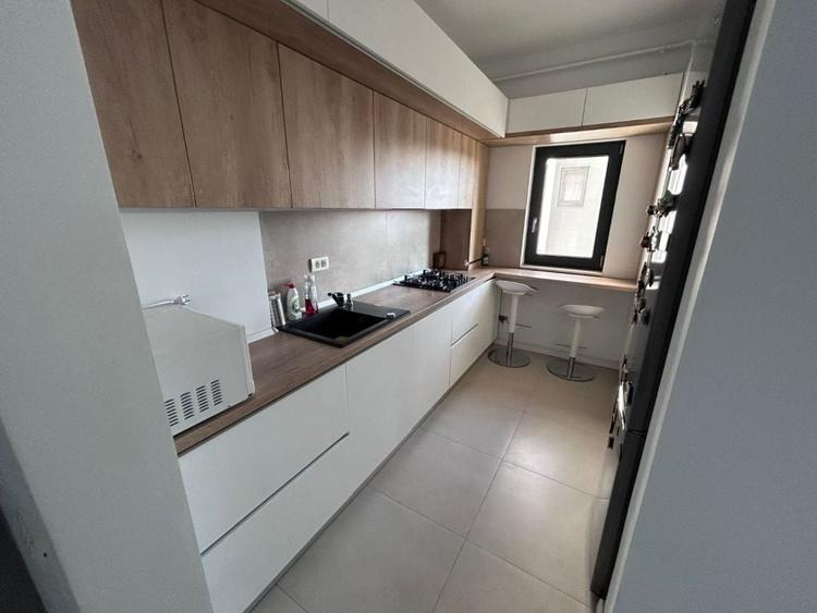 Apartament cu 3 camere semidecomandat, mobilat în Calea Severinului