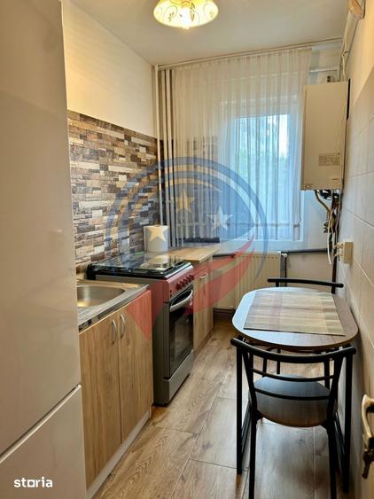 Apartament cu 3 camere semidecomandat în Sărari