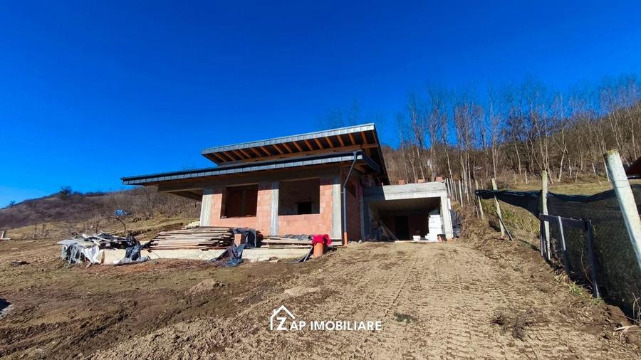 Casă individuală cu 4 camere cu Canalizare în Livezeni