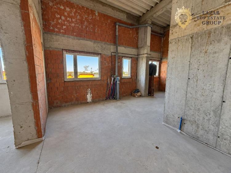 Penthouse cu 4 camere semidecomandat în Banu Mărăcine